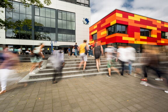 Studierende auf dem Weg zur Mensa